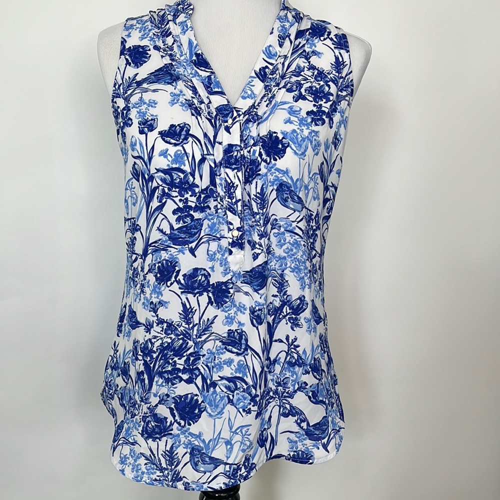 DYNAMITE FLORAL SLEEVELESS BLOUSE